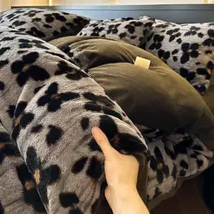 Luxurious Fleece Leopard Bedding Set